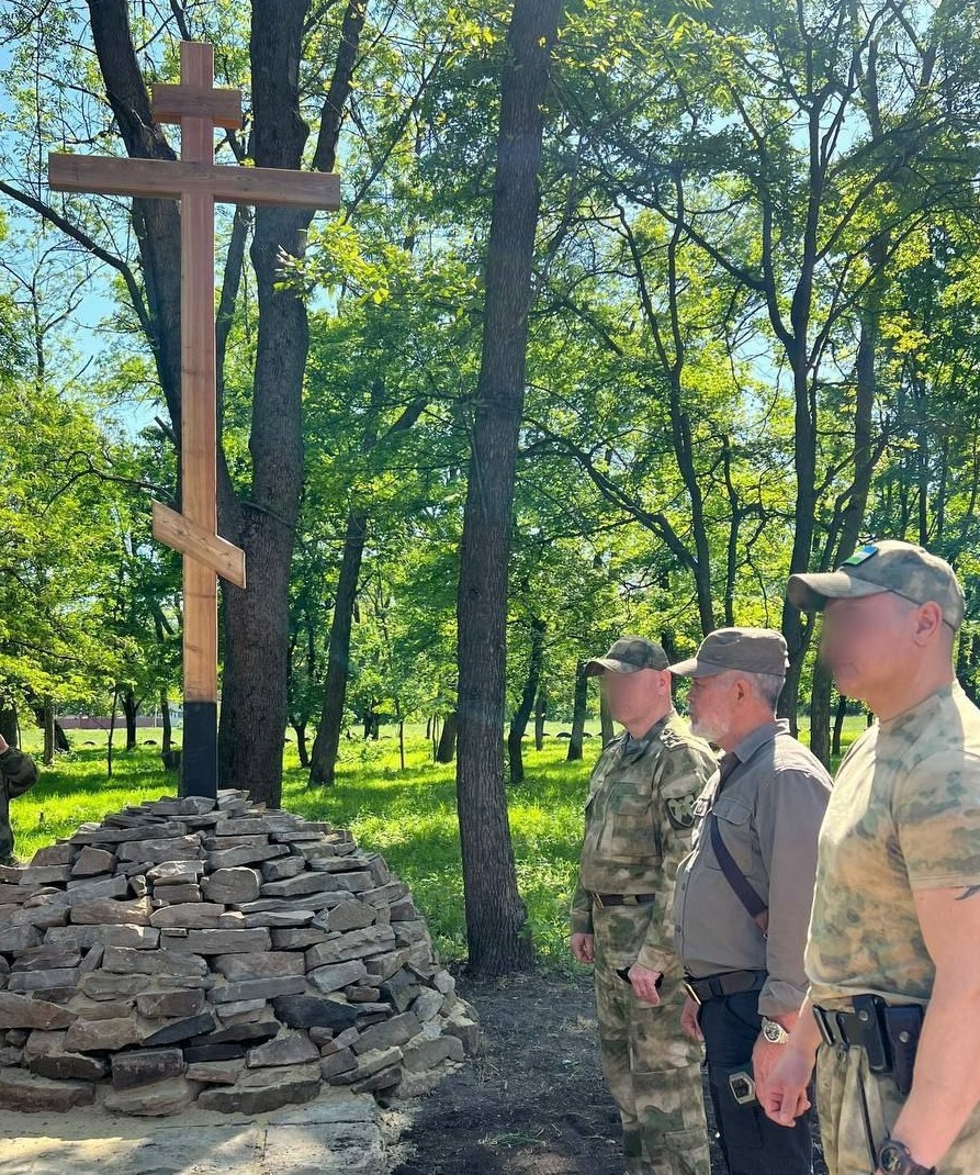 Бойцы из Башкирии установили в ДНР Поклонный крест и строят мечеть
