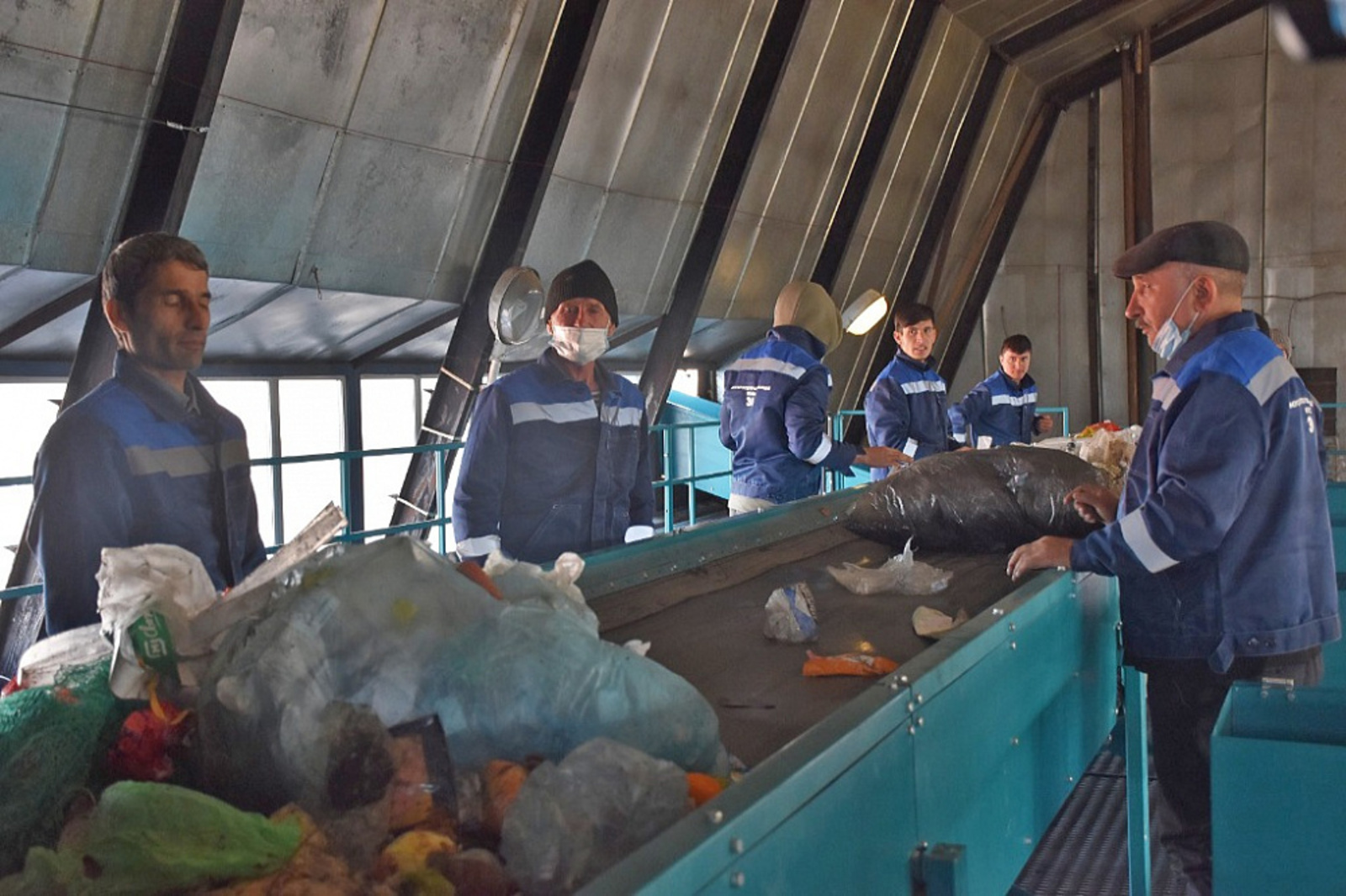 Радий Хабиров дал старт работе мусоросортировочной линии в Кигинском районе