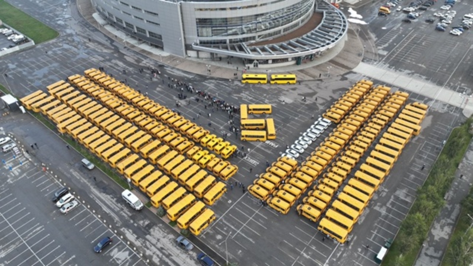 Глава Башкирии вручил 200 школам ключи от автобусов