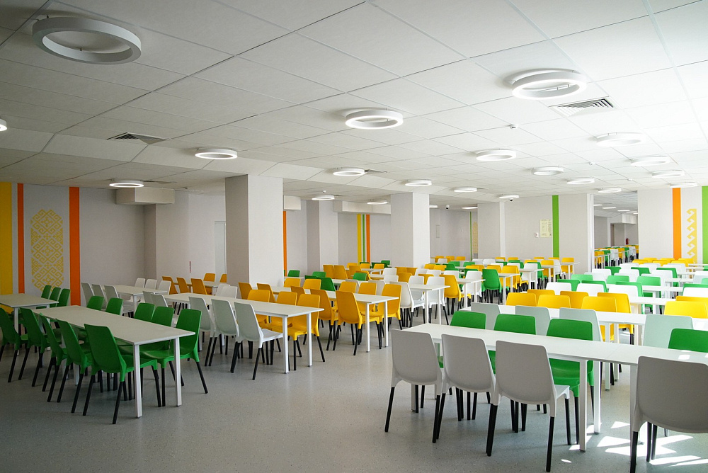 Игорь Комаров и Радий Хабиров посетили самую большую школу в Приволжском округе