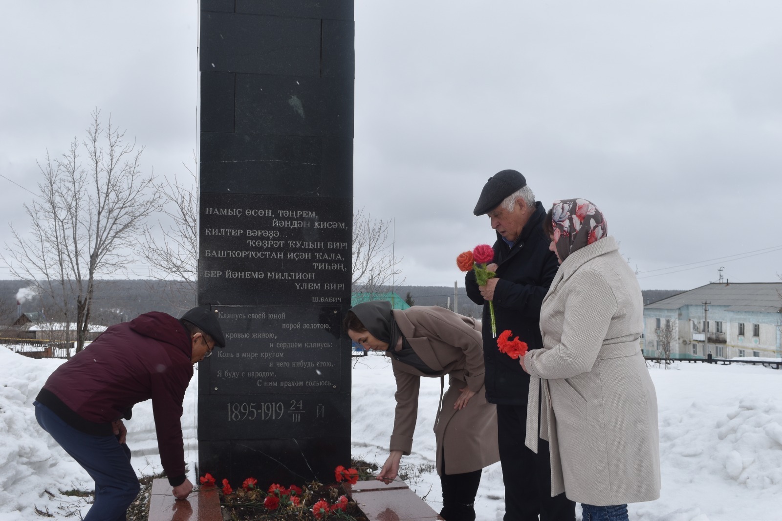 Возложили цветы к памятнику Шайхзаде Бабичу