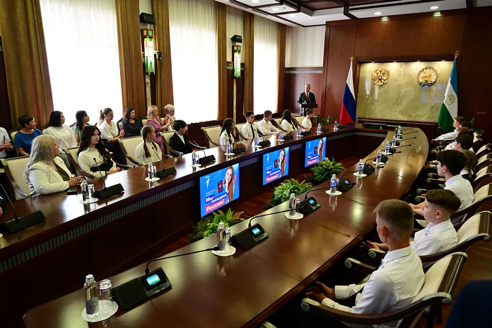 В День России Радий Хабиров вручил паспорта школьникам Башкортостана