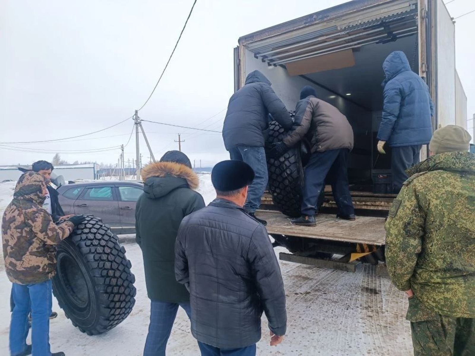 Фермеры из Башкирии отправили в зону СВО партию колёс для боевых машин