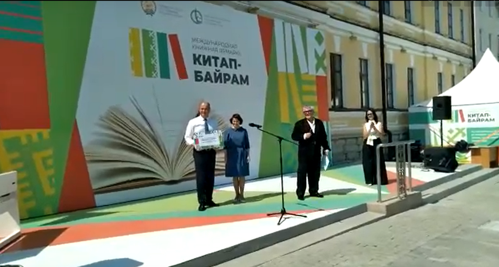 На книжной ярмарке "Китап-байрам" прошла церемония передачи книг в библиотеку "Уфимского хосписа"