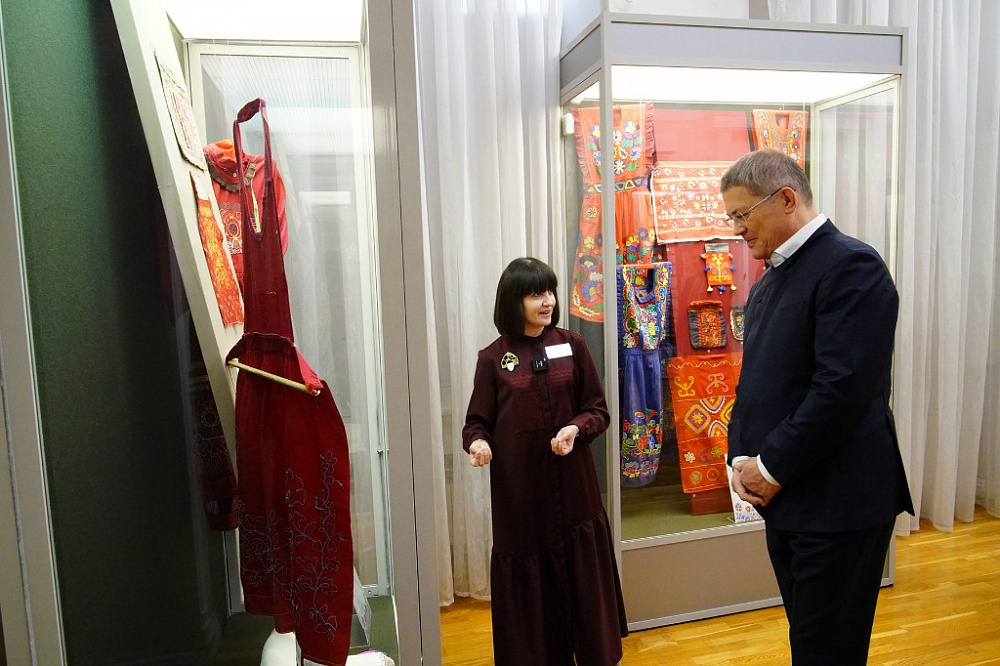 В День национального костюма Радий Хабиров встретился с мастерами-ремесленниками Башкортостана
