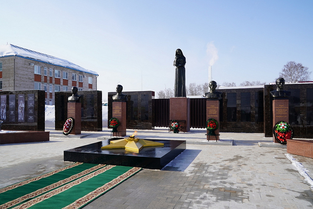 Радий Хабиров возложил цветы к мемориалу «Защитникам Отечества»