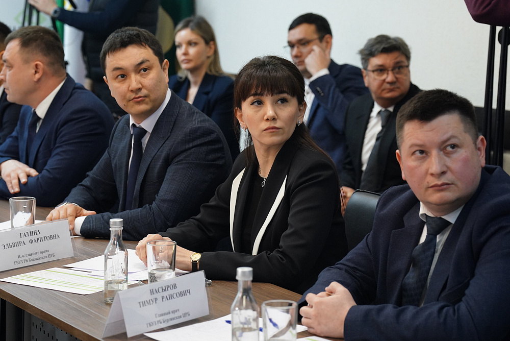 Радий Хабиров обсудил с главврачами больниц Зауралья работу тяжёлой медтехники