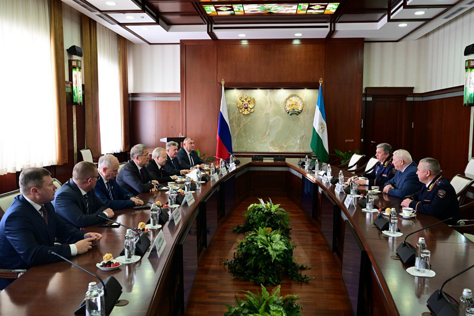 Радий Хабиров вручил награду Рафаилу Диваеву