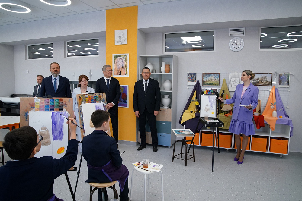 Игорь Комаров и Радий Хабиров посетили самую большую школу в Приволжском округе