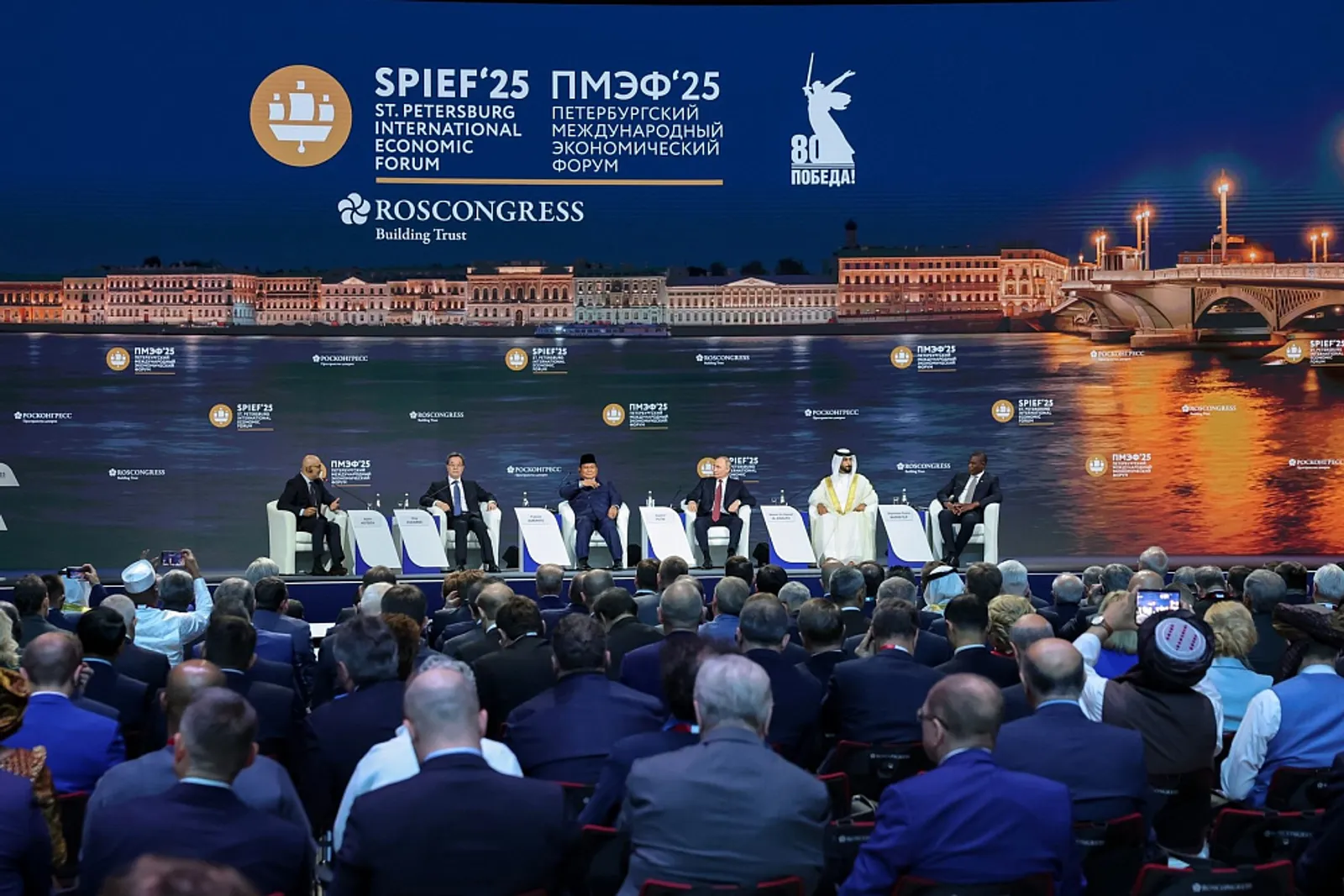 Радий Хабиров принял участие в пленарном заседании XXVIII ПМЭФ-2025