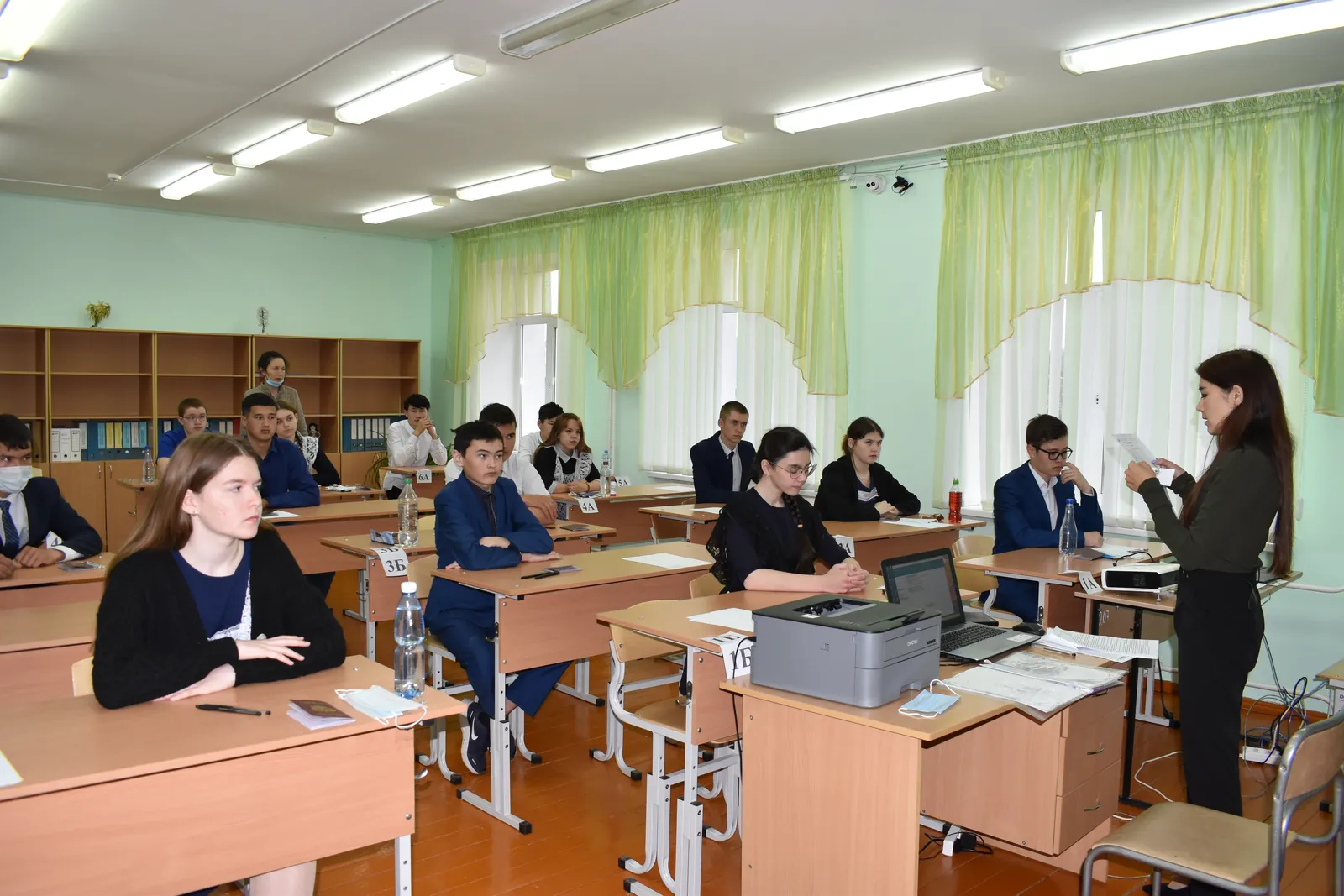 Девятиклассники пишут ОГЭ по математике