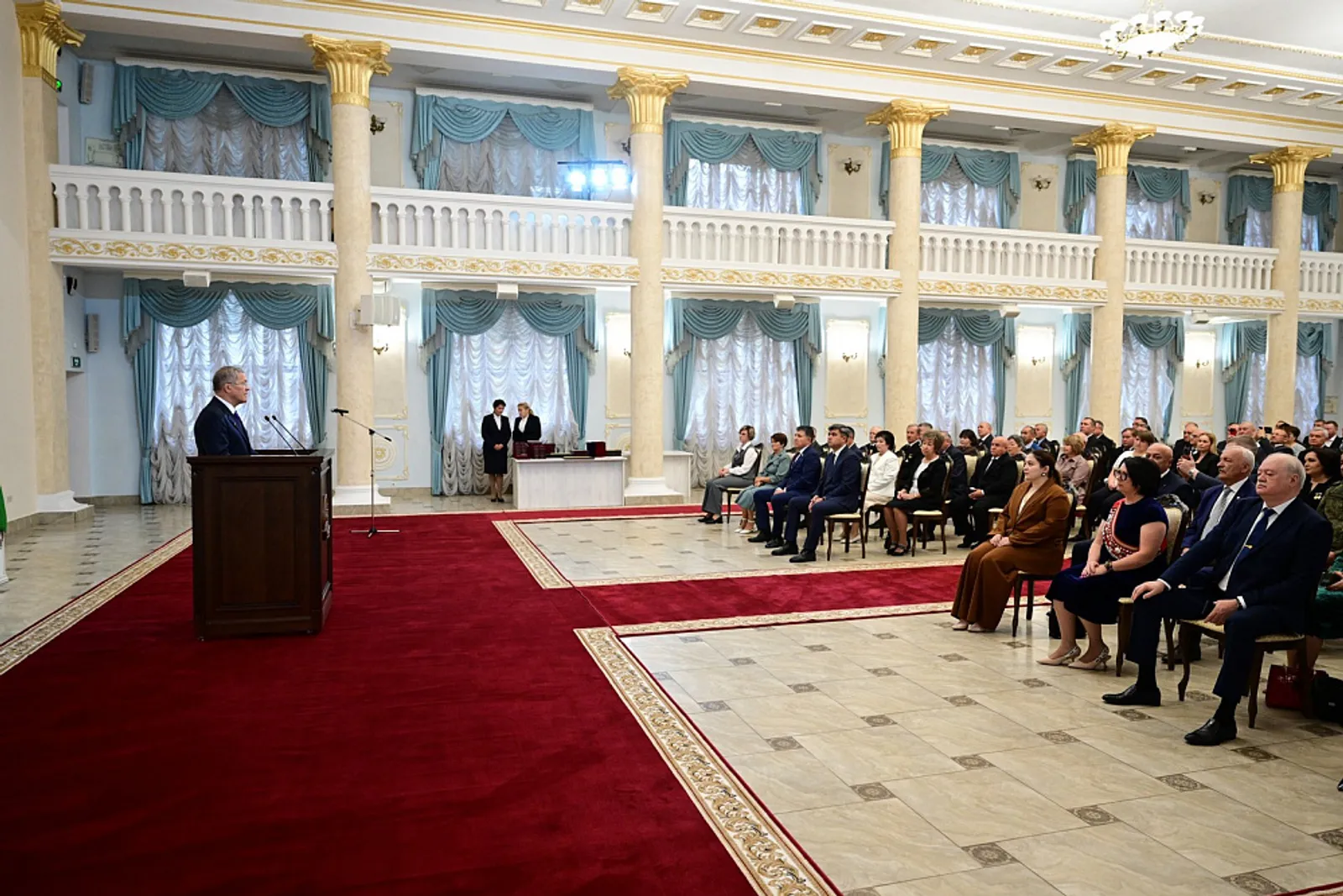 Радий Хабиров вручил государственные награды в честь Дня Республики