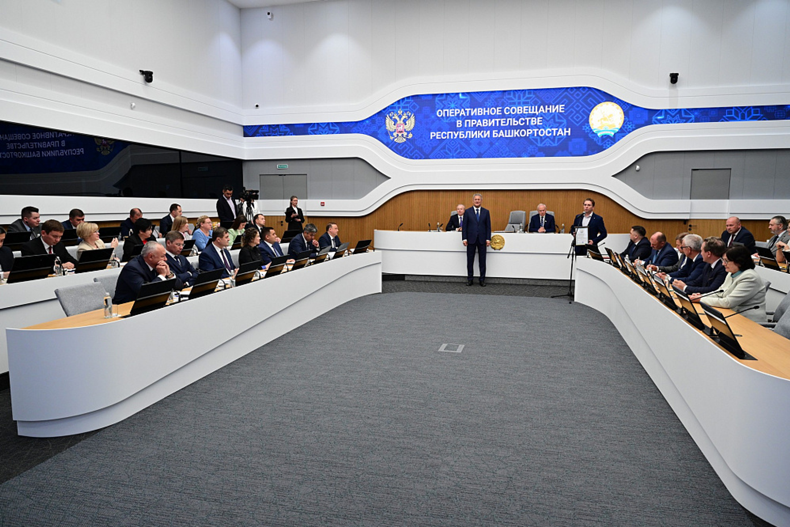 Радий Хабиров вручил награды театральным деятелям Башкортостана