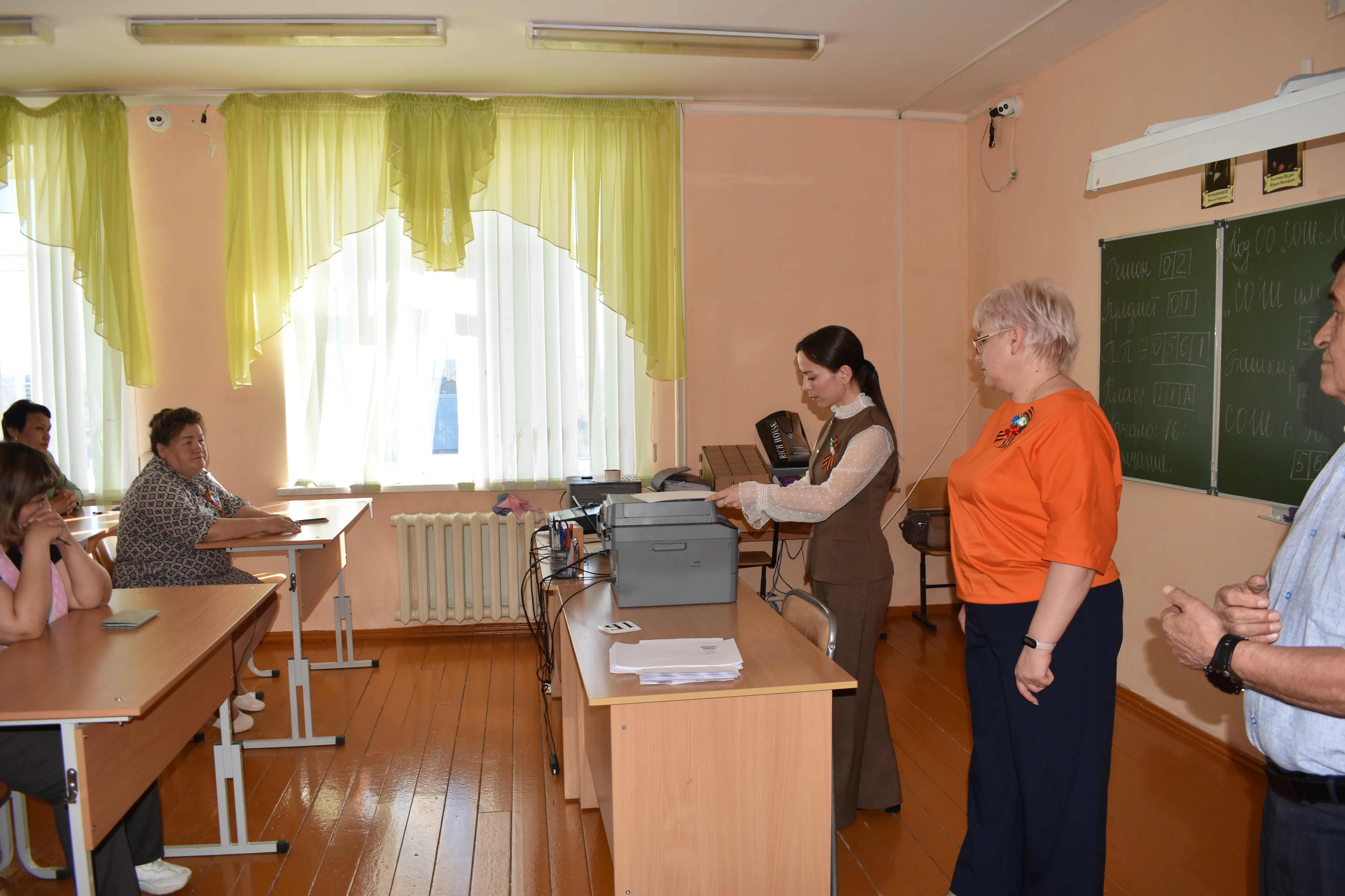 В Зилаире родители выпускников написали ЕГЭ