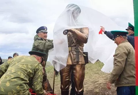 В Юлдыбаево торжественно открыли стелу "Воину-пограничнику и его другу"