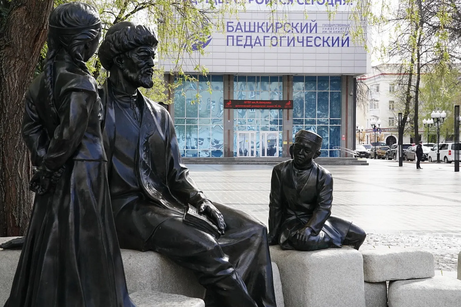 Министры просвещения России и Кыргызстана возложили цветы к памятнику