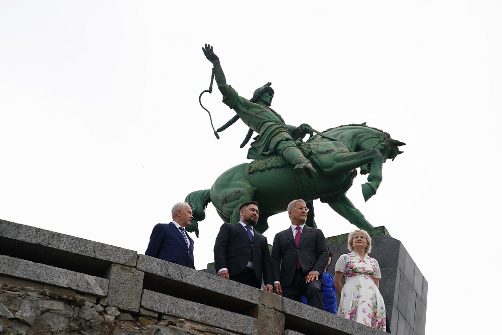 Радий Хабиров возложил цветы к памятникам Шайхзаде Бабичу и Салавату Юлаеву