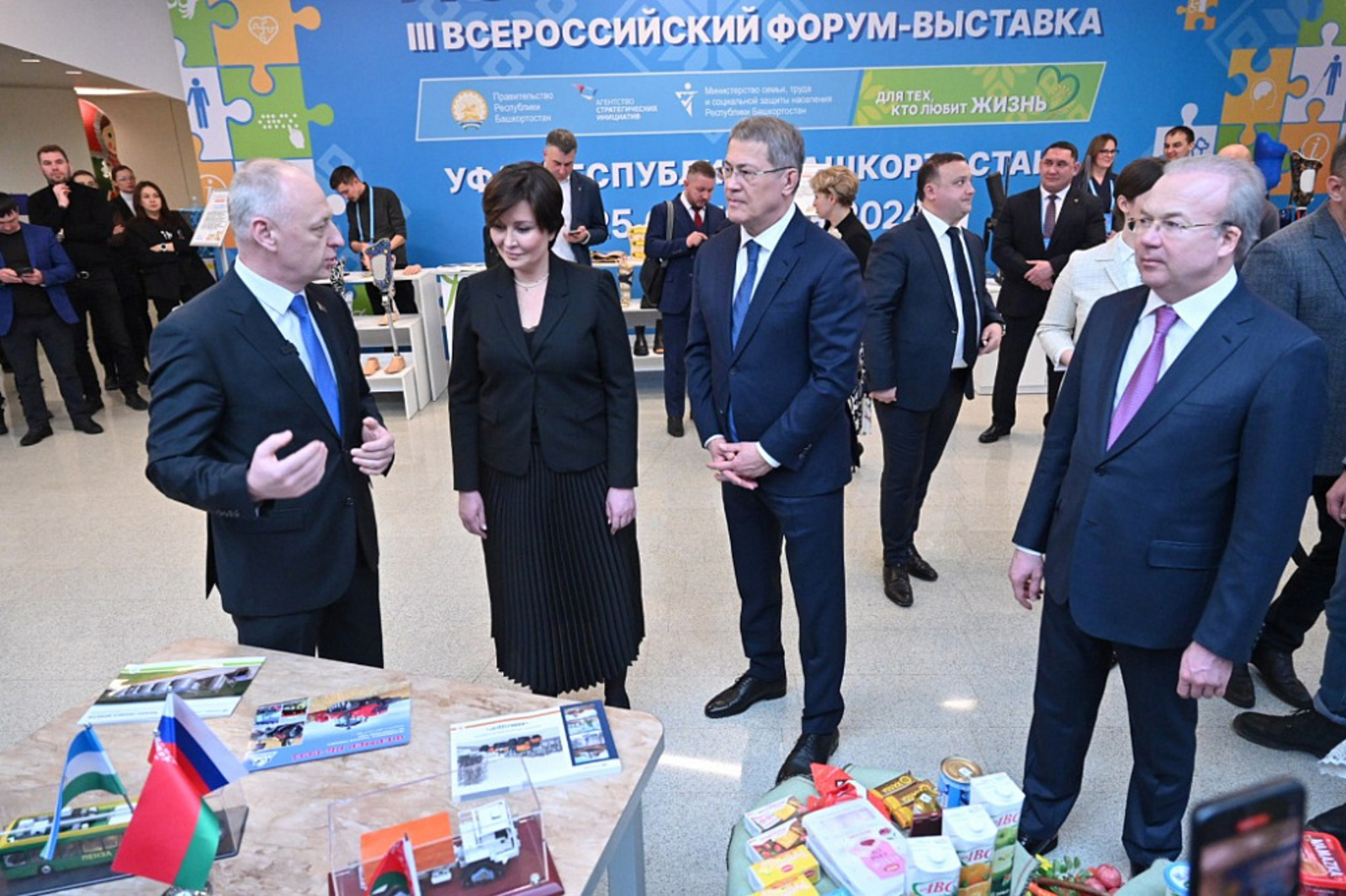 Радий Хабиров и генеральный директор АСИ Светлана Чупшева осмотрели выставку товаров башкирских брендов