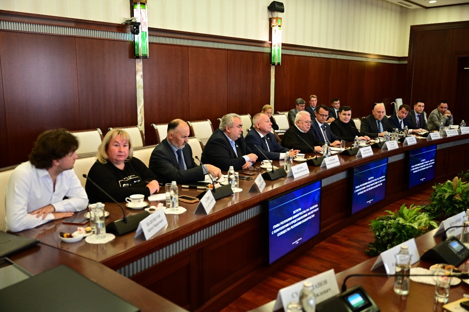 Разговор начистоту: Радий Хабиров встретился с политологами