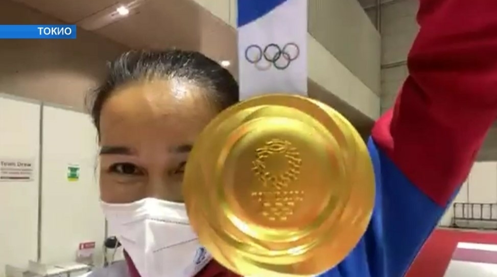 Рапиристка Аделина Загидуллина в составе российской сборной победила на Олимпиаде в Токио!