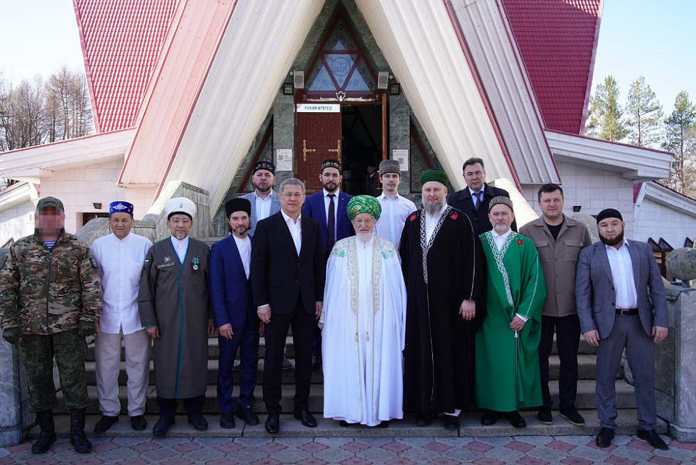 Радий Хабиров принял участие в коллективном намазе в честь праздника Ураза-байрам