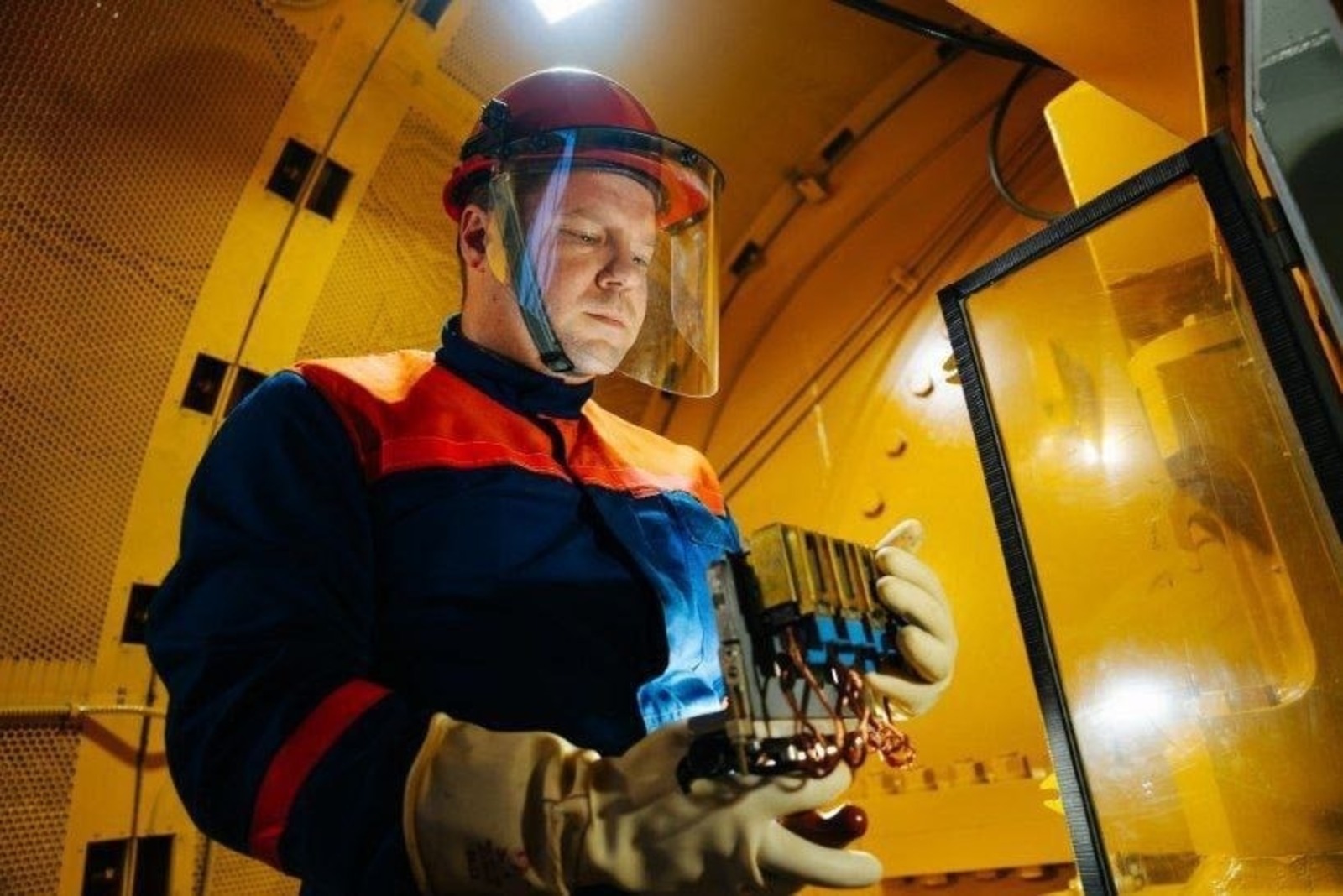 Глава Башкирии поздравил энергетиков с праздником