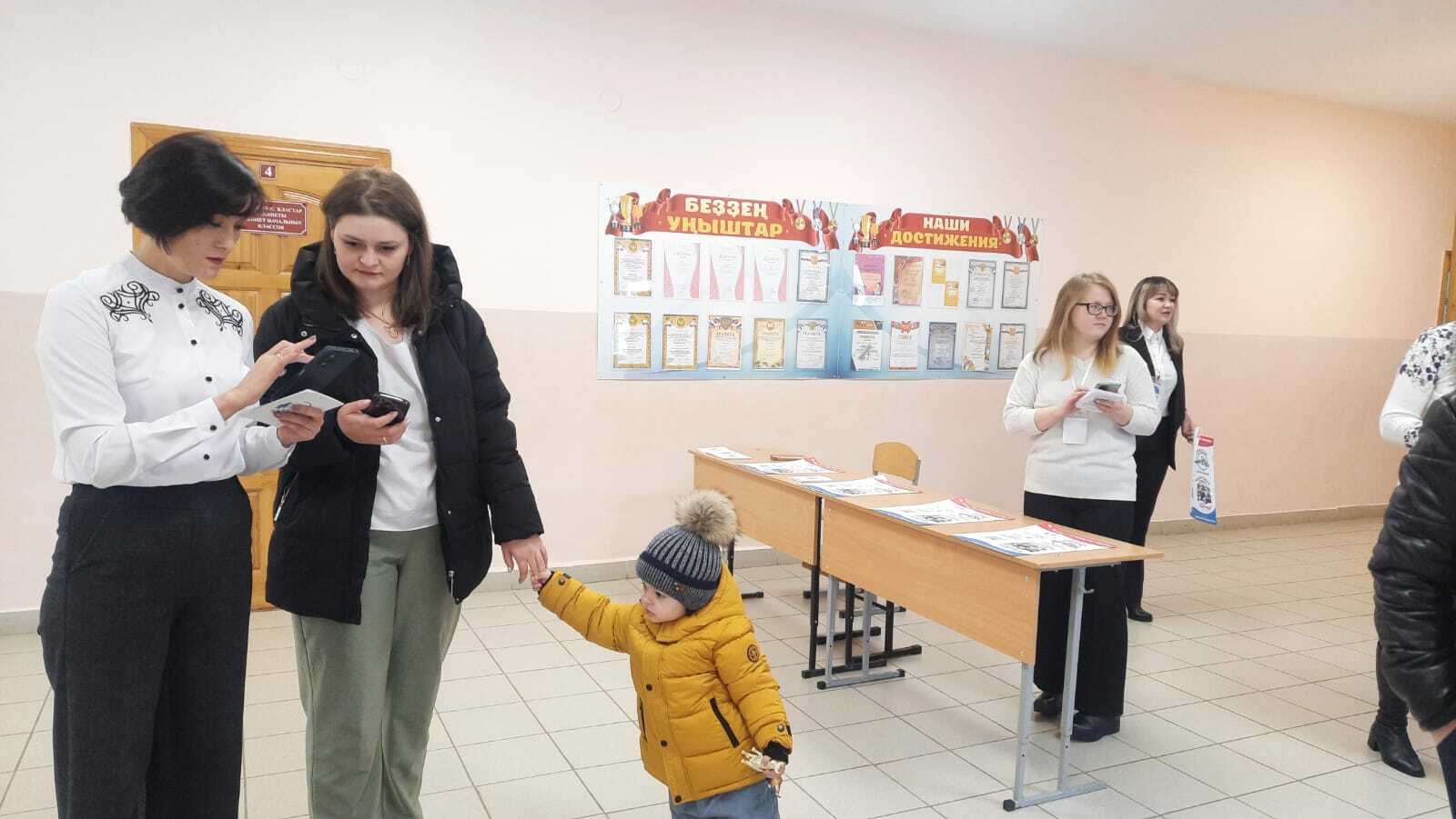 Первые избиратели на выборах Президента России в Башкирии уже получили из рук волонтеров QR-билет