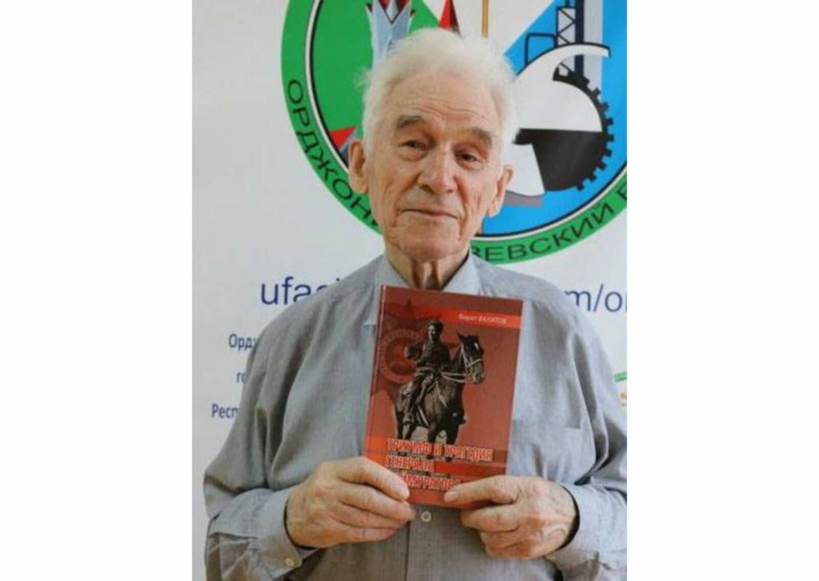 Историк и писатель Фарит Вахитов на ярмарке «Китап-байрам» представил книгу «Триумф и трагедия генерала Шаймуратова»