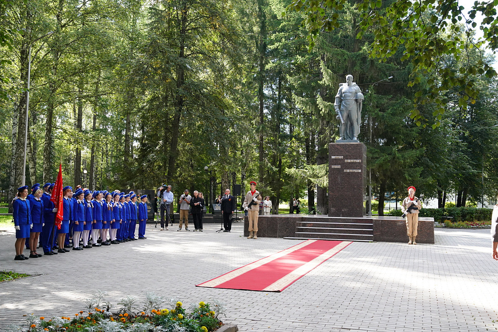 Радий Хабиров в Бирске возложил цветы к памятнику воинов-участников ВОВ