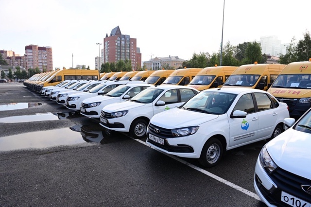 Глава Башкирии вручил 200 школам ключи от автобусов