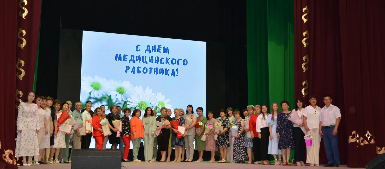 Медицинские работники принимали поздравления