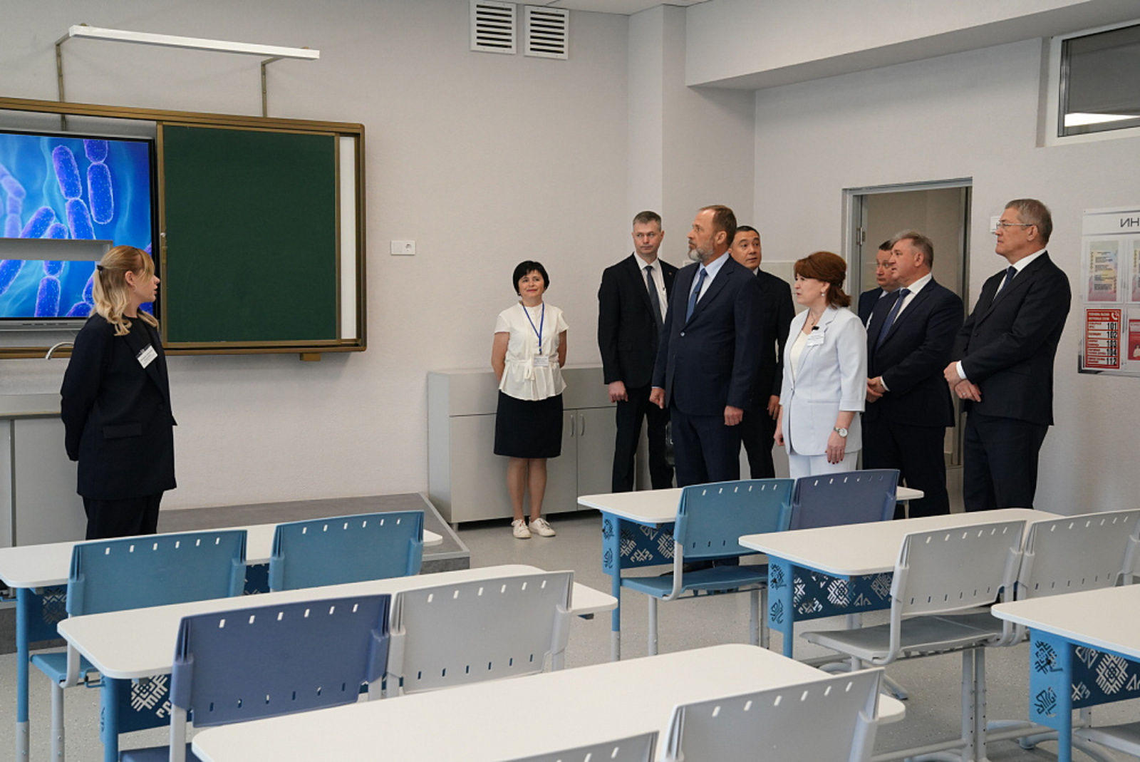 Игорь Комаров и Радий Хабиров посетили самую большую школу в Приволжском округе