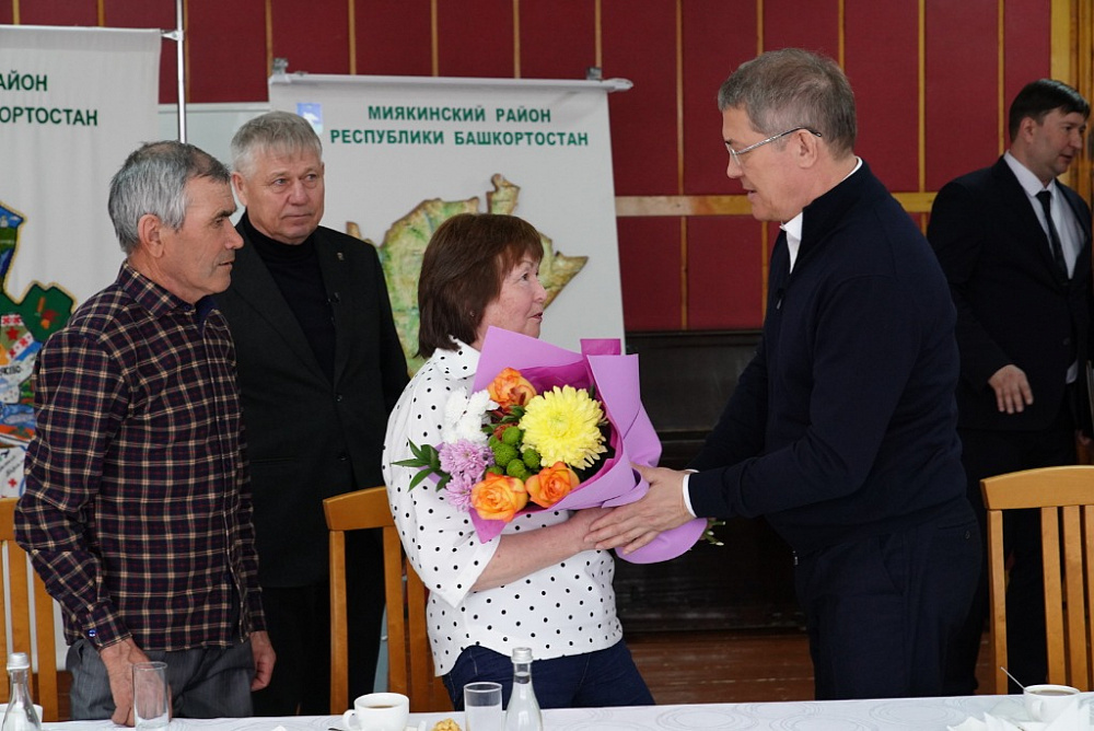 Радий Хабиров передал ордена генерала Шаймуратова семьям погибших участников СВО из Миякинского района