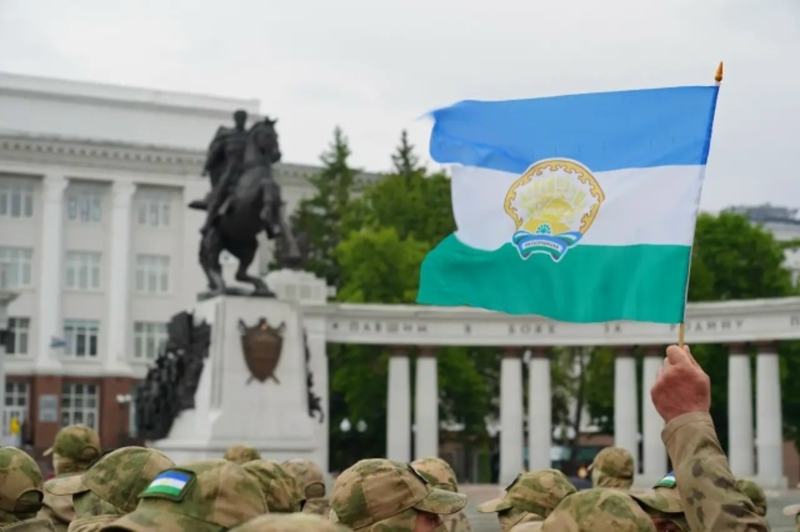 Глава Башкирии поздравил жителей с Днем государственного флага