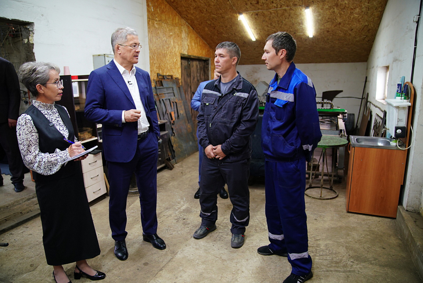 Радий Хабиров посетил мастерскую по производству техники