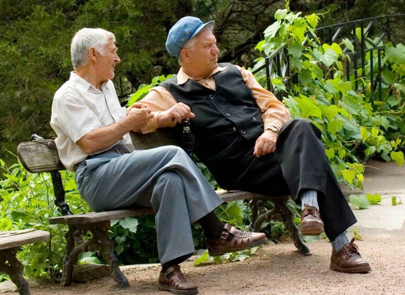 Пожилые мужчины рассказ. Старик на скамейке. Пенсионеры на лавочке. Пожилые люди. Старики на лавке.